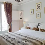 D : Louvre Elegant B&B 4*