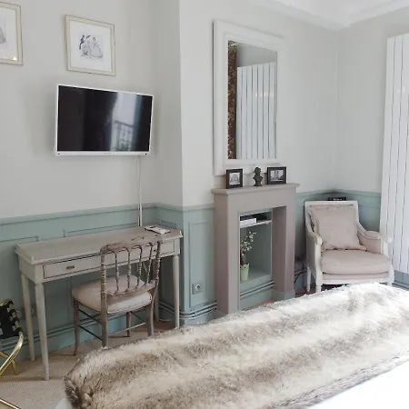 Chambre D Hote : Louvre Elegant Apt Suite 4* Paris