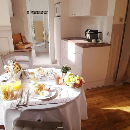 Chambre D Hote : Louvre Elegant Apt Suite Frühstückspension Paris