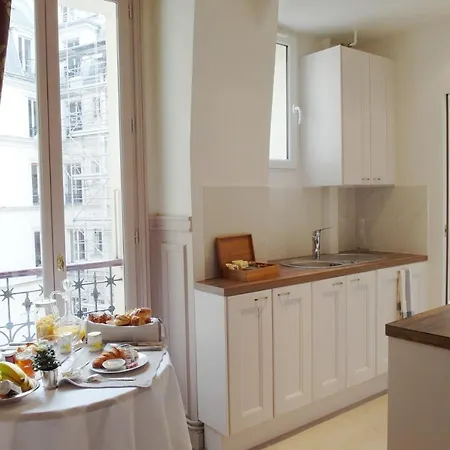 Frühstückspension Chambre D Hote : Louvre Elegant Apt Suite Paris