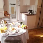 D Hôte : Louvre Elegant Alojamento de Acomodação e Pequeno-almoço Paris
