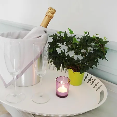 Chambre D Hote : Louvre Elegant Apt Suite Bed & Breakfast Paris