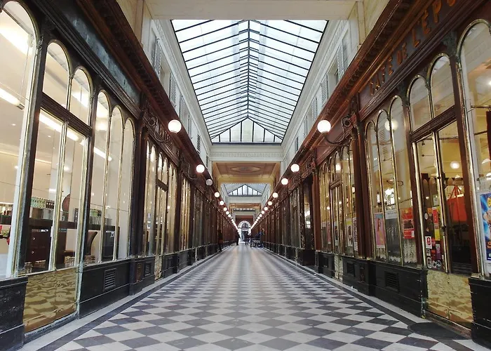 Chambre D Hote : Louvre Elegant Apt Suite Bed & Breakfast