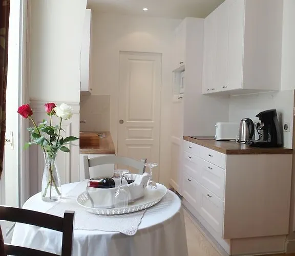 Chambre D Hote : Louvre Elegant Apt Suite Bed & Breakfast