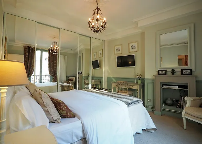 Chambre D Hote : Louvre Elegant Apt Suite Bed & Breakfast