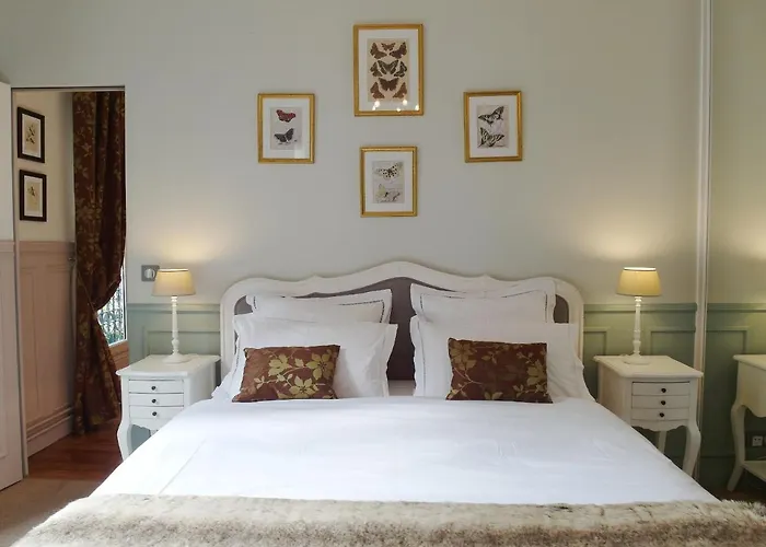 D : Louvre Elegant Bed & Breakfast 4*