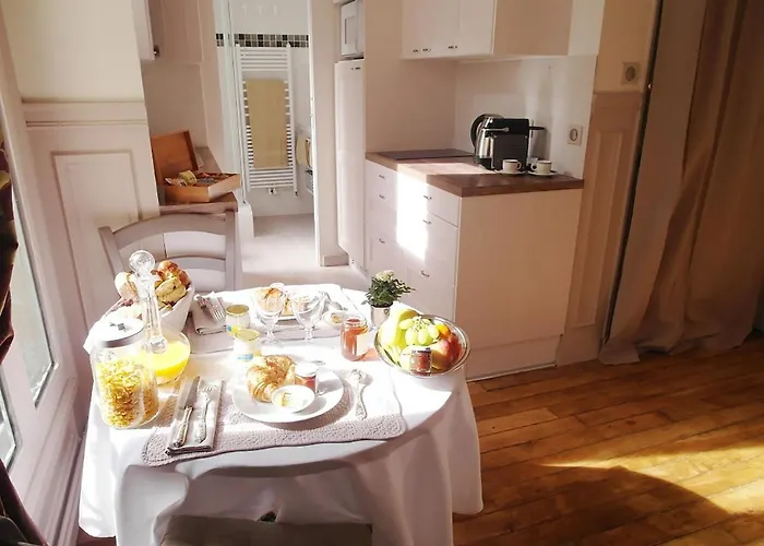 Chambre D Hote : Louvre Elegant Apt Suite Bed & Breakfast Paris