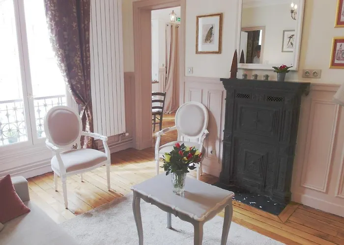 Chambre D Hote : Louvre Elegant Apt Suite Bed & Breakfast