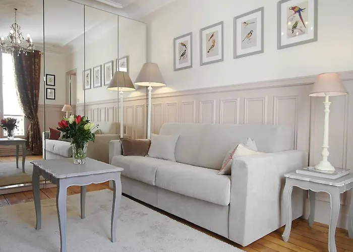 D : Louvre Elegant Bed & Breakfast