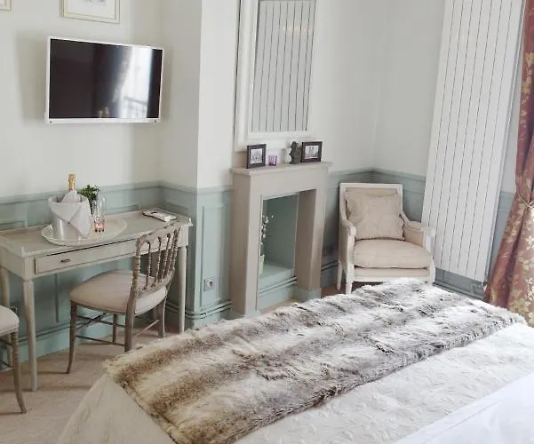 D : Louvre Elegant Bed & Breakfast 4*